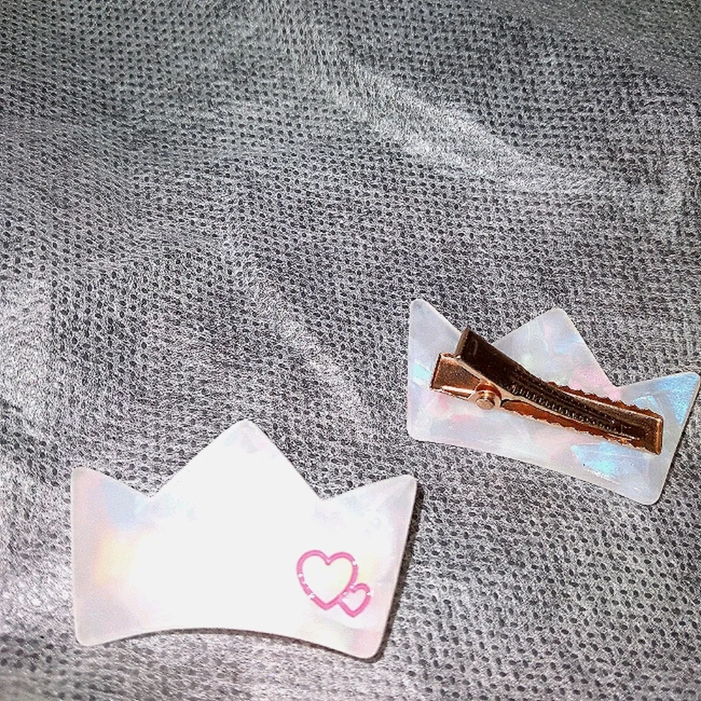 Pink crown hair clips